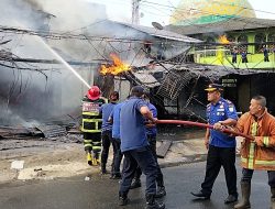 Kebakaran Hanguskan Enam Kios di Thehok, Satu Warga Ditemukan Meninggal Dunia.